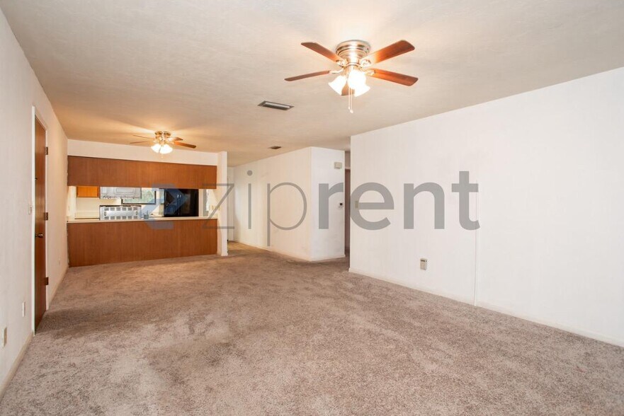 Building Photo - 6722 NW 113th Ln