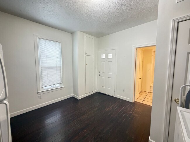 Building Photo - Charming One Bed & One Bath Duplex Unit!