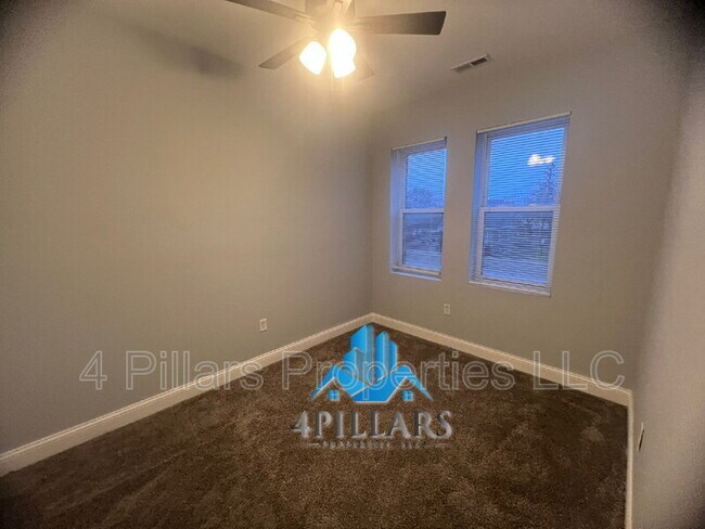 Building Photo - 1311 E Columbus Dr