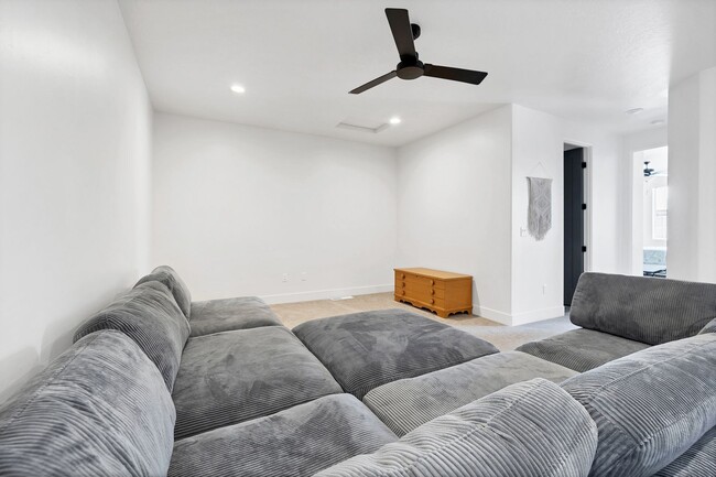 Building Photo - Lovely, Modern Townhome in Scenic Ivins