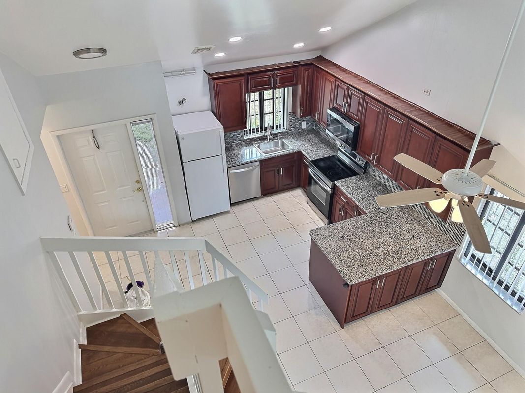 Building Photo - 2652 Riverside Dr