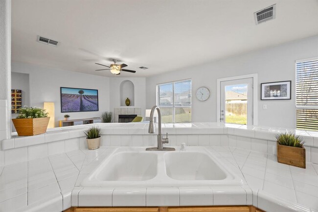 Building Photo - 2109 Zoa Dr
