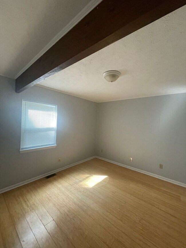 Building Photo - Modern Open Floor Plan with Expansive Great Room!