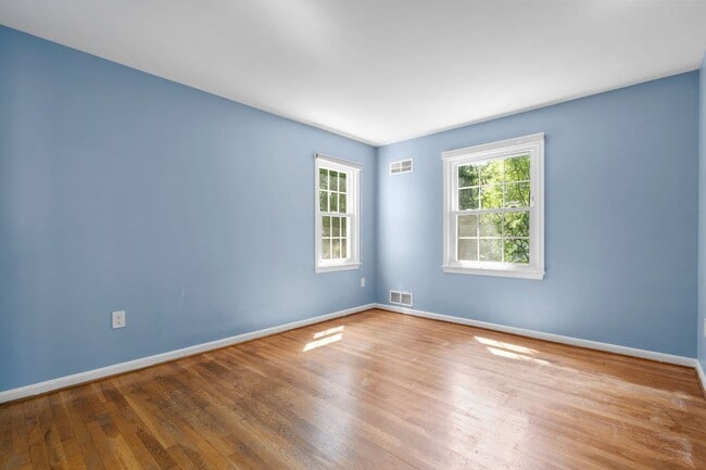 Building Photo - 5 Bed 3 Bath - Rockville Colonial - Update...