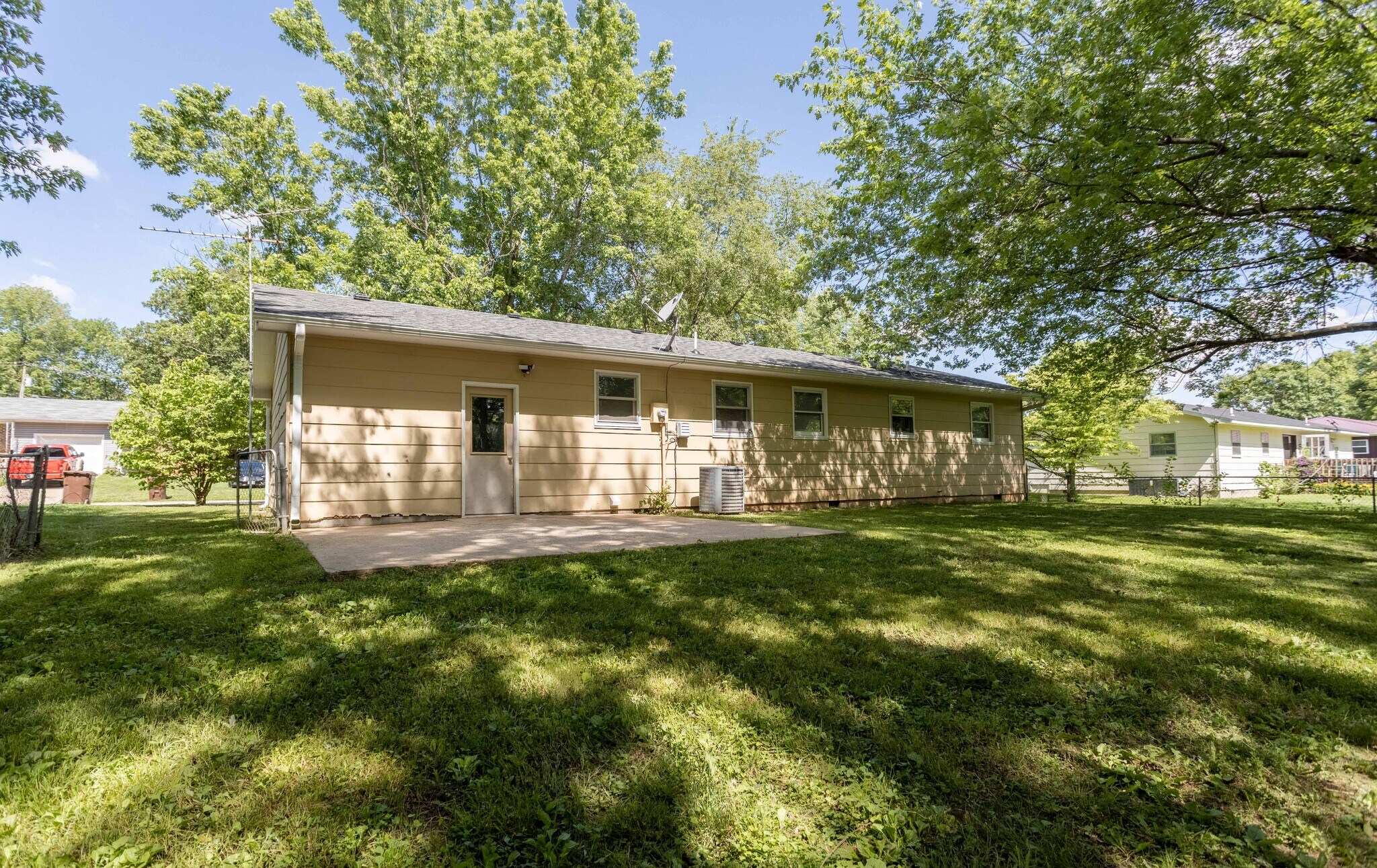 Building Photo - 1008 S Oak Ridge Dr
