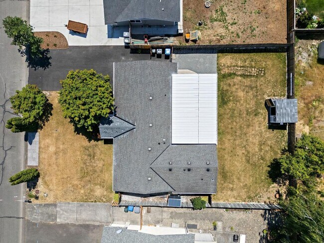 Building Photo - Beautiful Steilacoom Home with Private ADU, Covered Patio, Bonus Gym & A/C!