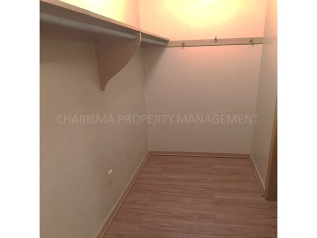 Building Photo - 700 S Summit Ave