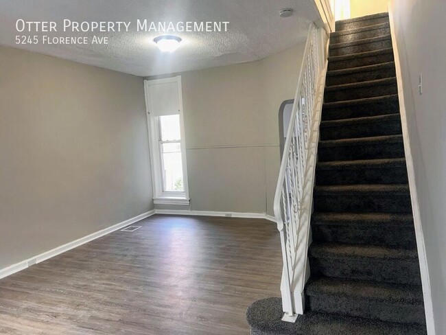 Building Photo - Beautiful 3BR Home with Hardwood Floors an...