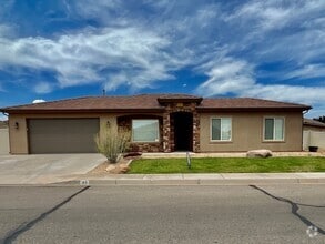 Building Photo - Pet-Friendly Three Bedroom Home in Riversi...