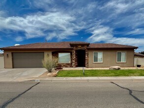 Building Photo - Pet-Friendly Three Bedroom Home in Riverside Heights