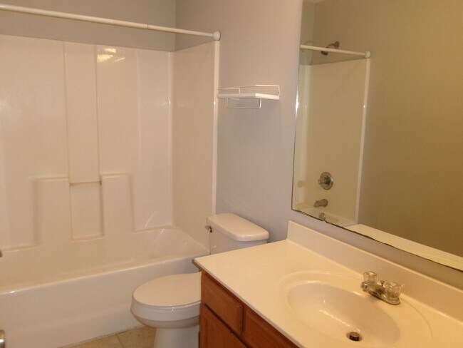 Building Photo - 3 bedroom, 2 bath home in the Inverness Co...