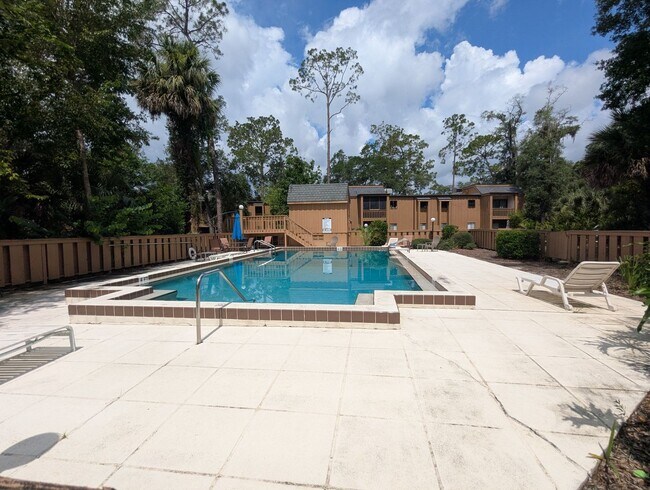 Building Photo - 222 Crown Oaks Way