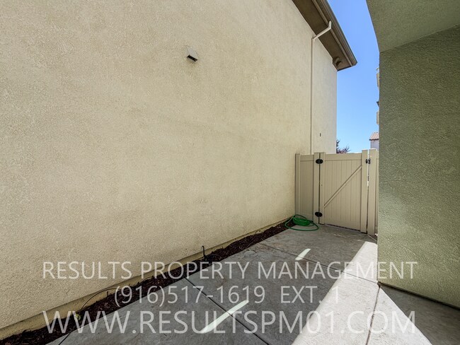 Building Photo - Beautiful Roseville 4 Bedroom Home
