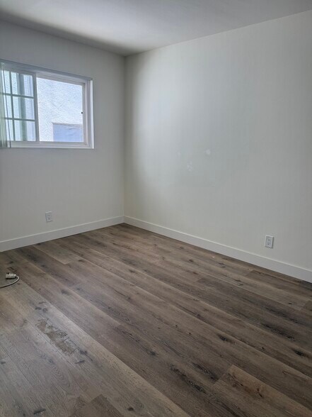 Building Photo - 11833 Goshen Ave