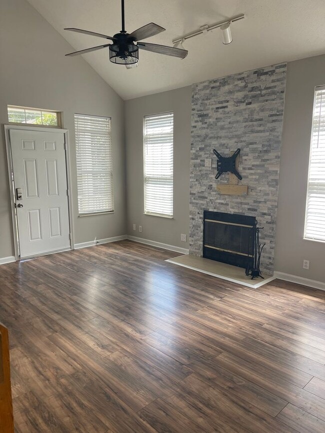 Building Photo - 3 Bed 2 Bath Home North Nashville