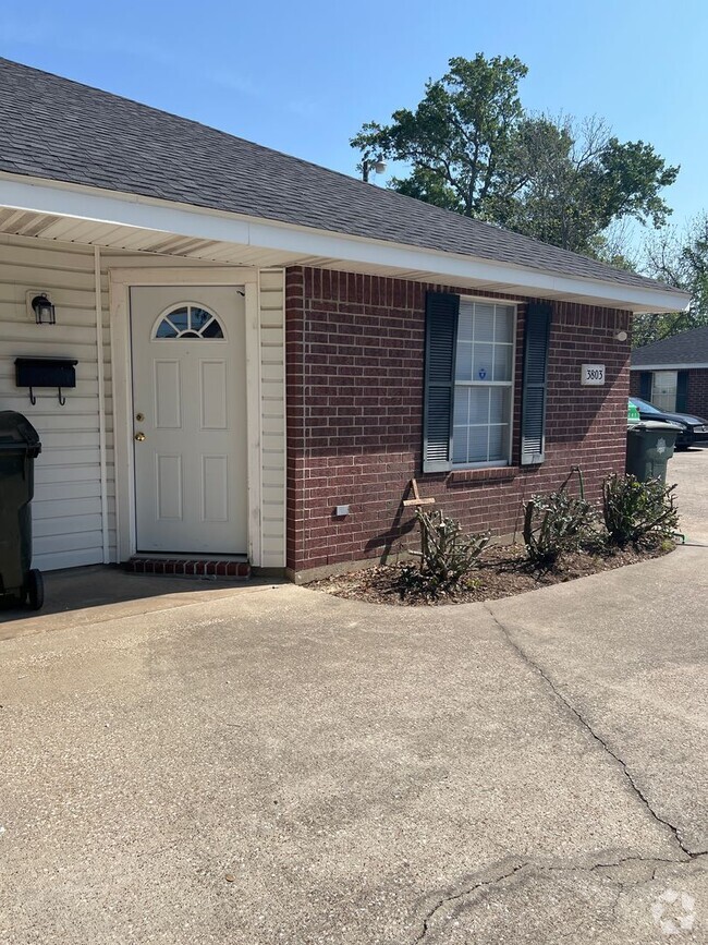 Building Photo - 2 bedroom 2 bath Duplex for lease right of...