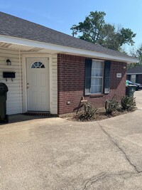 Building Photo - 2 bedroom 2 bath Duplex for lease right of...