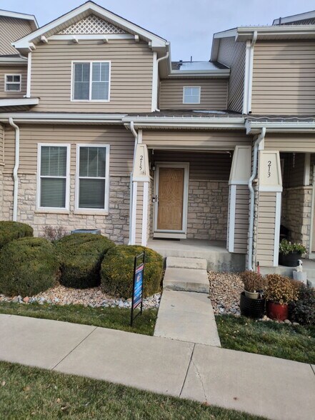 Primary Photo - 215 Blue Bonnet Dr