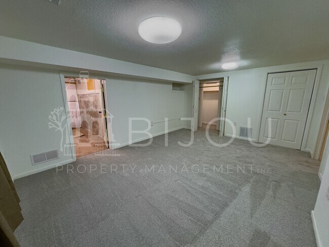 Building Photo - Ivywild Main Floor Living