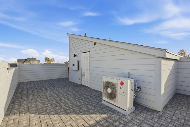 Building Photo - Stylish Midtown townhouse with stunning city views!