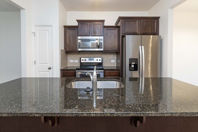 Building Photo - BEAUTIFUL Two Bedroom Townhome - Pineville Regent Park - Available Now