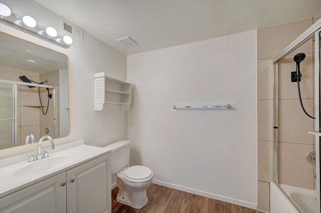 Building Photo - Beautifully remodeled ground-floor, 2 bed 2 bath condo