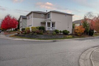 Building Photo - ** NO SHOWINGS**NO SHOWINGS****Spacious 3 ...