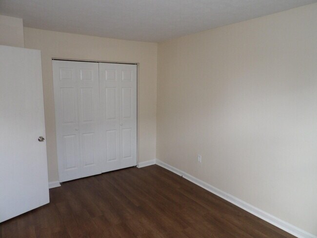 Building Photo - 902 Plaza Dr