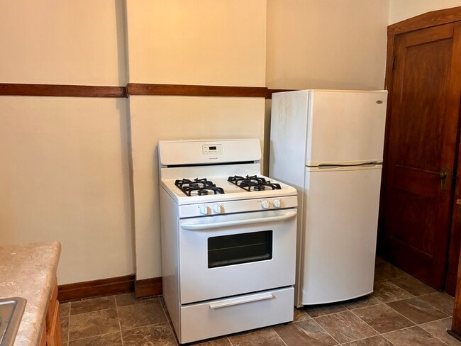 Building Photo - 254 Edward St