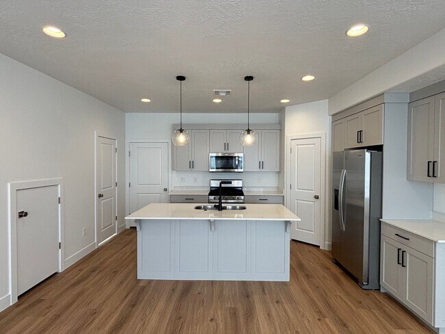 Building Photo - Woodland Estates Townhome! - END UNIT!!
