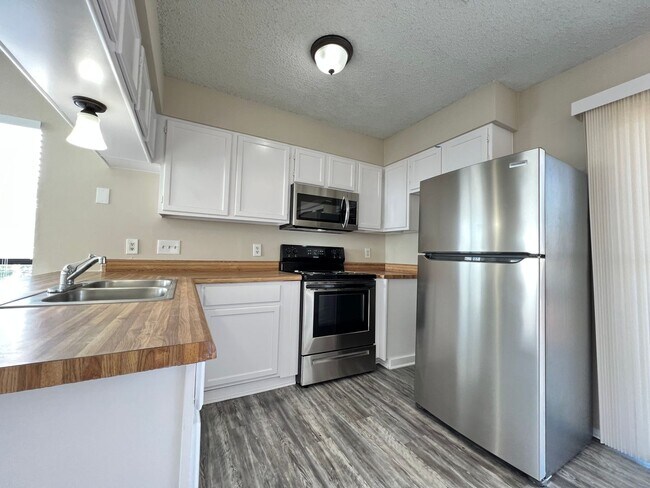 Building Photo - 2 Bedroom 2 Bath Apartment w/ Washer and Dryer Connections