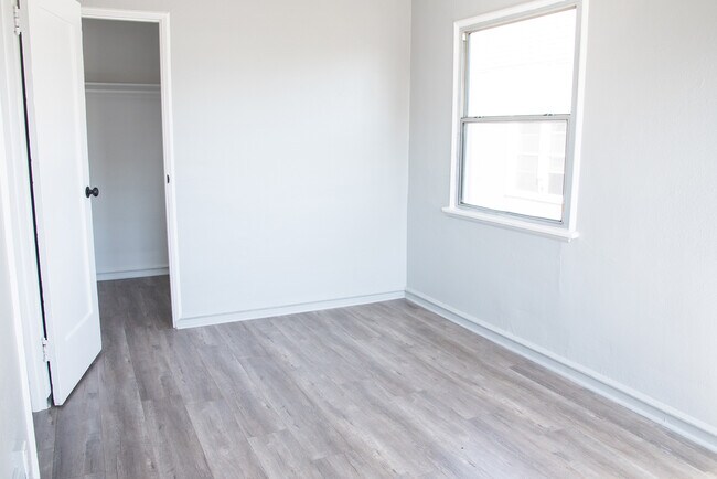 Building Photo - 372 Loma Dr