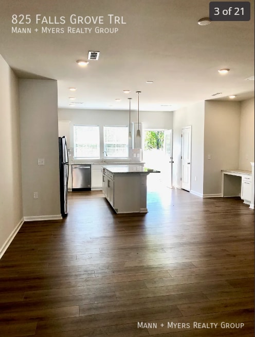 Building Photo - 825 Falls Grove Trl