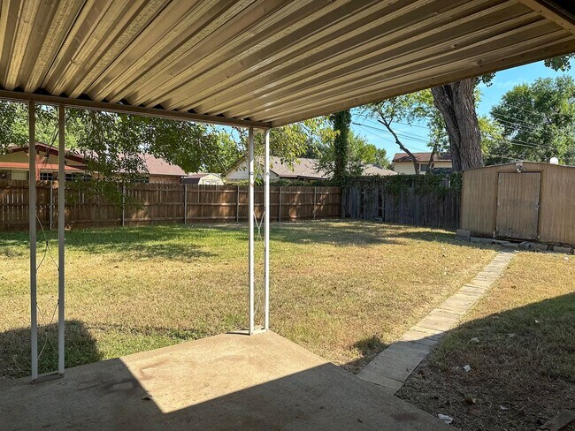 Building Photo - 3 Bedroom / 2 Bath / 2 Car Garage in Quiet...