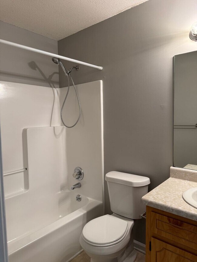 Building Photo - Charming 3 bd/2 ba with Basement!! Home Ne...