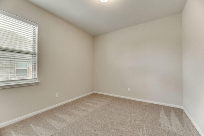 Building Photo - 5500 Persimmon Dr