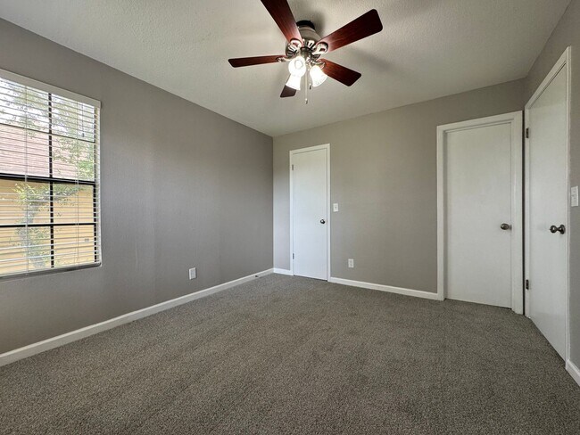 Building Photo - Altamonte Springs Top Floor Condo ~ Gated Waterfront Community ~ Must See!
