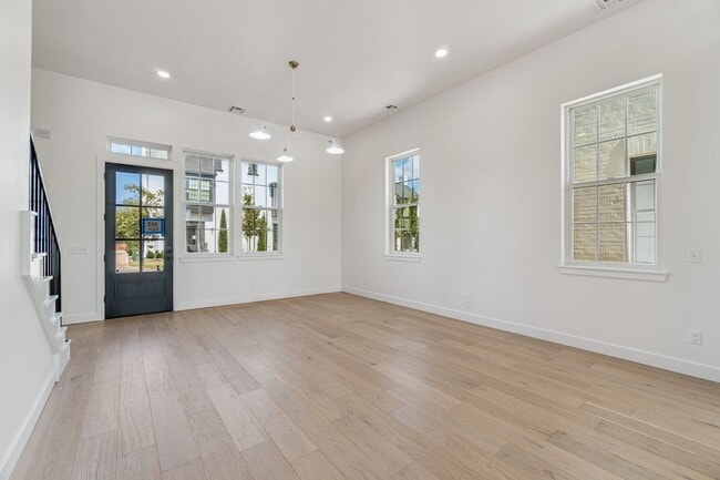 Building Photo - Townhome 2 bed 2.5 Bath "The White Workroom" in The Heart of Selah