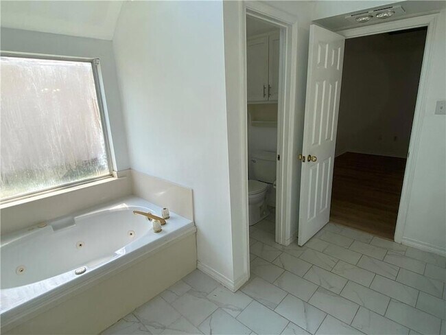 Building Photo - 1373 Fairfield Dr