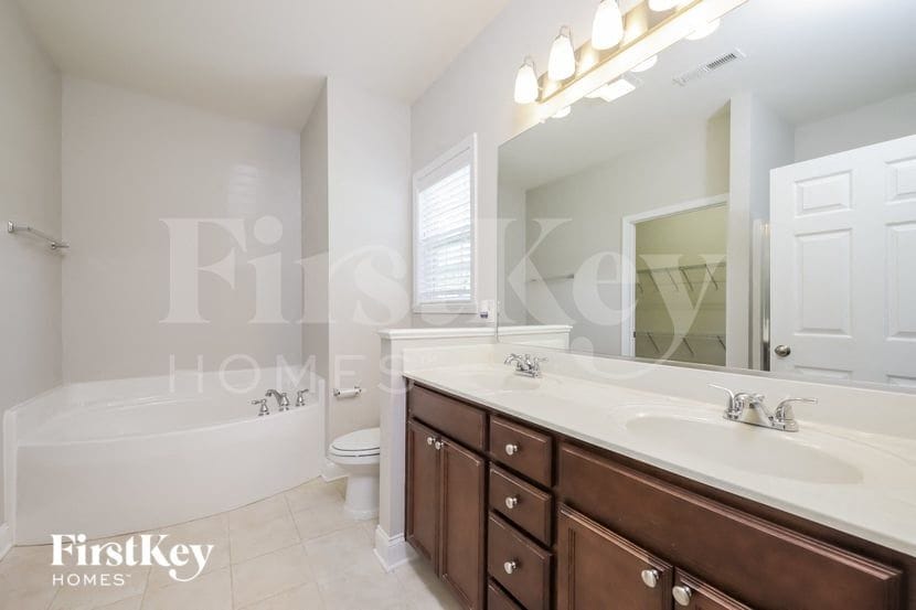 Building Photo - 5810 Woodside Frst Trl