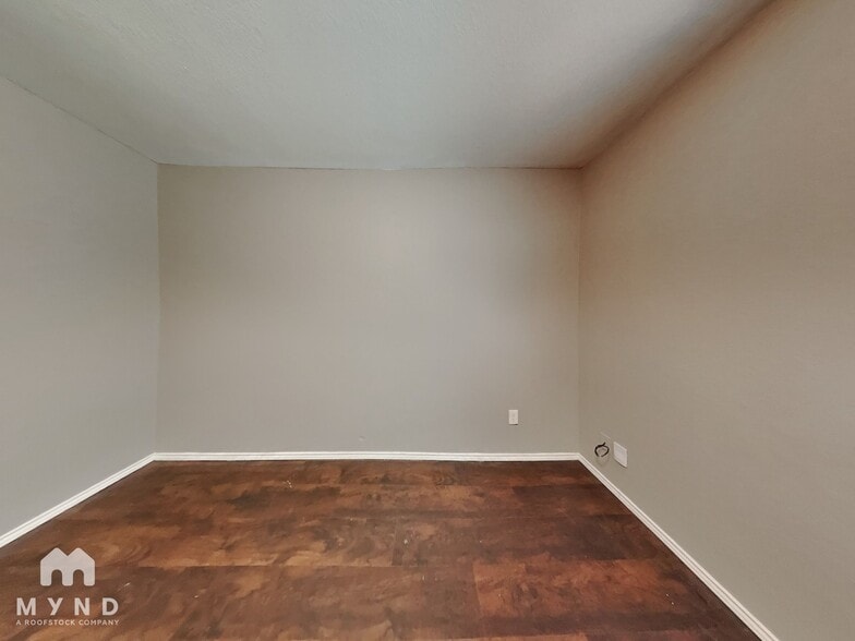 Building Photo - 327 W Little Creek Rd