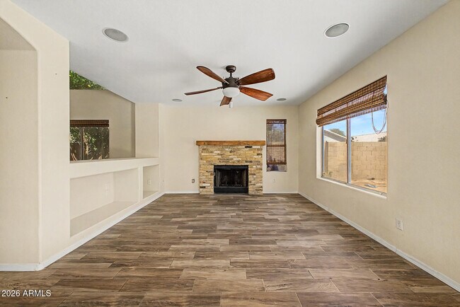Building Photo - 2155 W Olla Ave