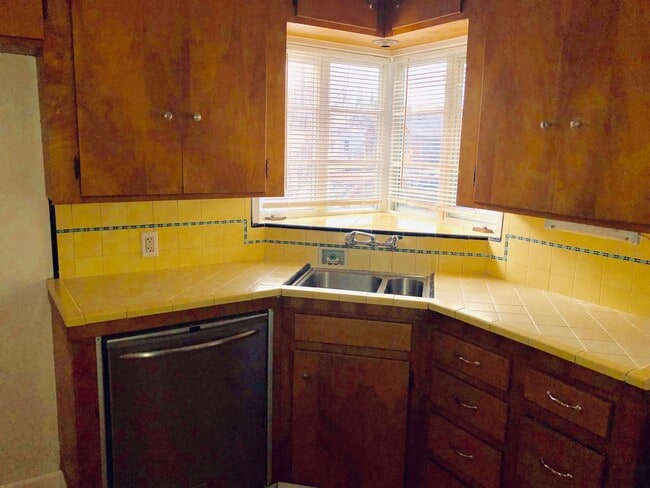 Building Photo - Tahoe Park Cutie! - JUST REDUCED