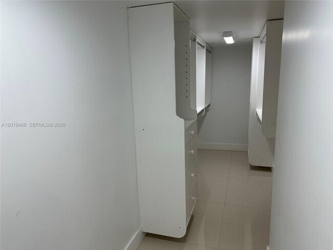 Building Photo - 6039 Collins Ave
