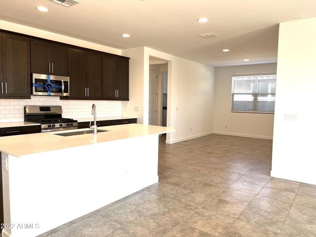 Building Photo - 16943 W Las Palmaritas Dr