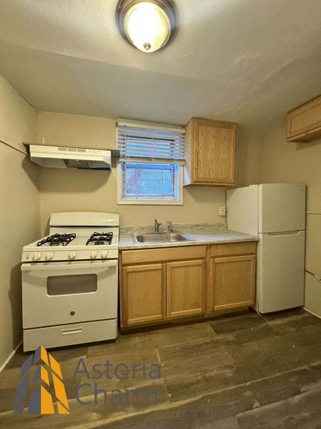 Building Photo - 910 Edmondson Ave