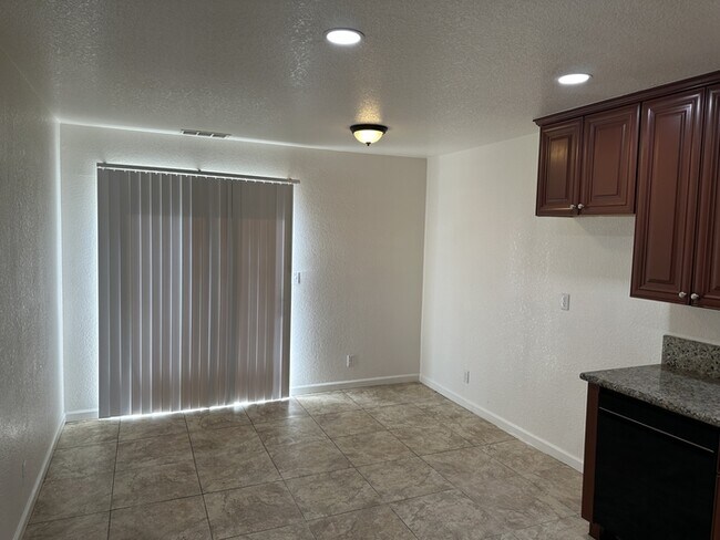 Building Photo - Riverbank 3 Bedroom 2 Bath Fourplex with G...
