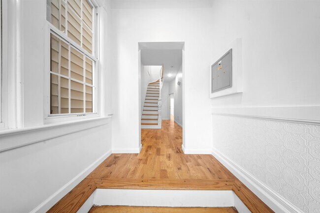 Building Photo - 1111 53rd St