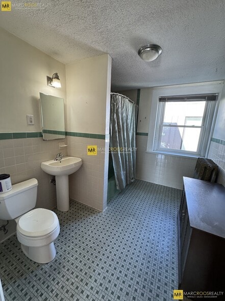 Building Photo - 465 Park Dr