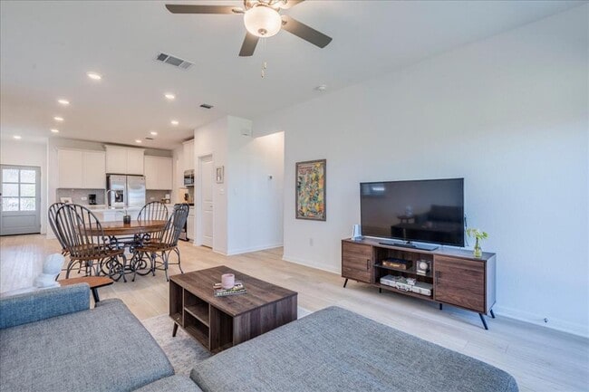 Building Photo - 802 Papaya Dr